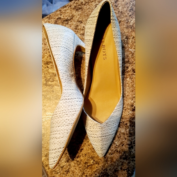 TALBOTS SKYLAR DEEP-V Sexy Dressy Embossed UPPER 2 1/2" Pumps Size 9 M - Picture 3 of 10